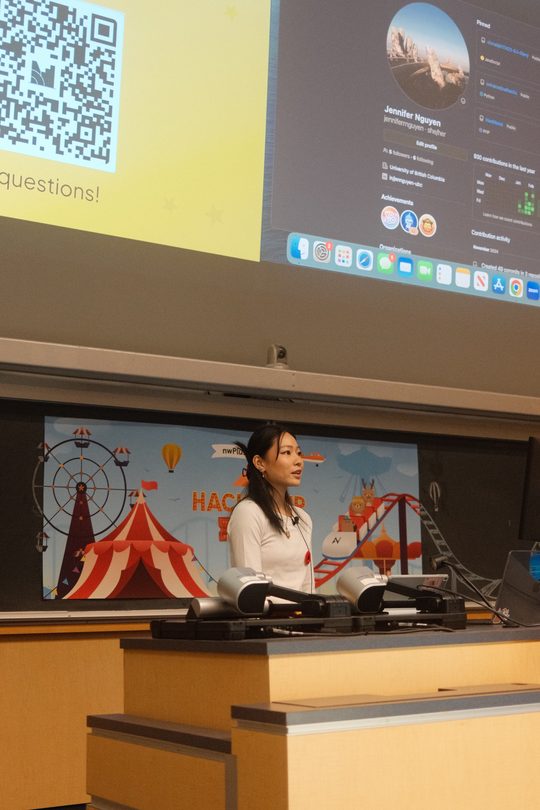 A speaker at the lecture hall podium, running a workshop
